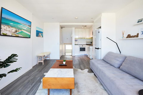 Panoramic Ocean Views In Stylish Manly Apartment - Accommodation in Bendigo 2