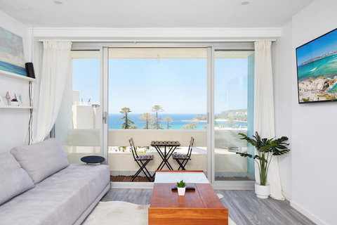 Panoramic Ocean Views In Stylish Manly Apartment - Accommodation in Bendigo 0