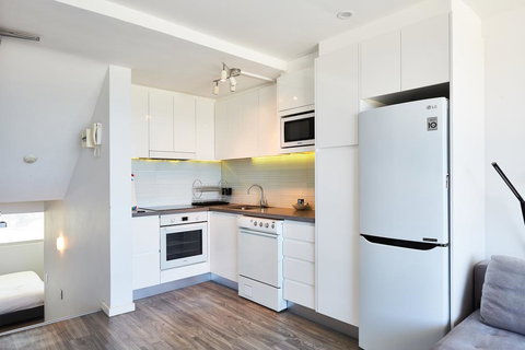 Panoramic Ocean Views In Stylish Manly Apartment - Accommodation in Bendigo 3