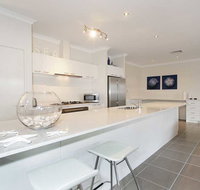 Penguin 4 Bedroom House by Shoalwater Executive Homes - Accommodation in Bendigo