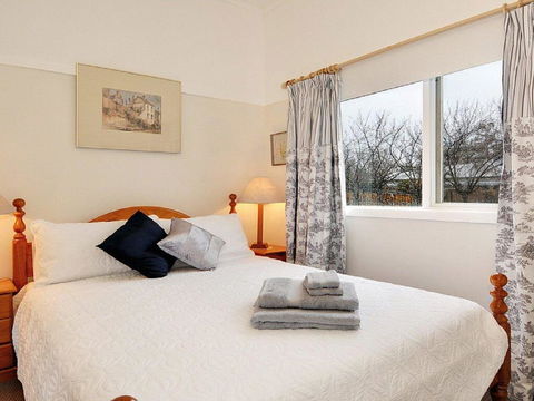 Plum Tree Cottage - Warm, Cosy & Walk To Town - Accommodation in Bendigo 3