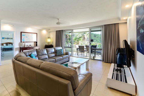POINCIANA 101 HAMILTON ISLAND CENTRALLY LOCATED 3 BEDROOM, Plus BUGGY!! - Accommodation in Bendigo 2