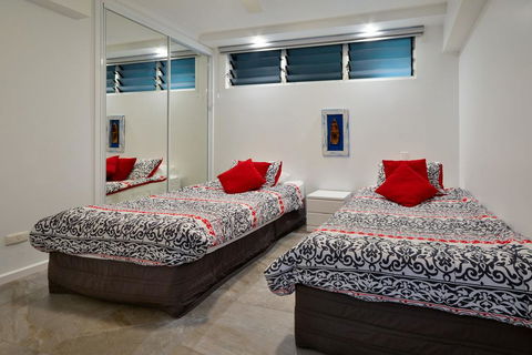 POINCIANA 101 HAMILTON ISLAND CENTRALLY LOCATED 3 BEDROOM, Plus BUGGY!! - Accommodation in Bendigo 1