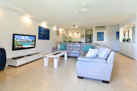 POINCIANA 101 HAMILTON ISLAND CENTRALLY LOCATED 3 BEDROOM, Plus BUGGY!! - Accommodation in Bendigo 3