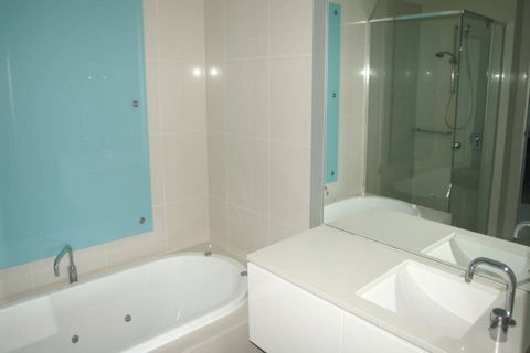 Q1 1 Bedroom Apartment On 30th Floor - Accommodation in Bendigo 2
