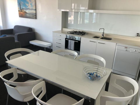 Q1 1 Bedroom Apartment On 30th Floor - Accommodation in Bendigo 0