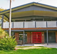 Red Door Beach House - Marcoola Beach - PET FRIENDLY FOXTEL WIFI 500 BOND Linen Supplied - Accommodation in Bendigo