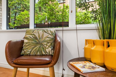Retro Styled 3 Bedroom Apartment With Tree Views - Accommodation in Bendigo 2