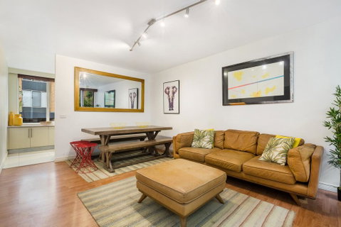 Retro Styled 3 Bedroom Apartment With Tree Views - Accommodation in Bendigo 0