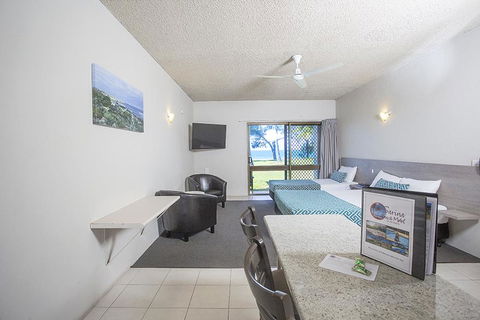 Sarina Beach Motel - Accommodation in Bendigo 3