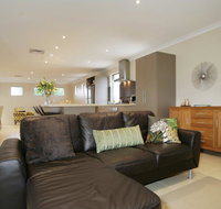 Seal 4 Bedroom House by Shoalwater Executive Homes - Accommodation in Bendigo