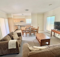 Spacious 2 Bed 2 Bath Villa - Central Location - Quiet - Accommodation in Bendigo