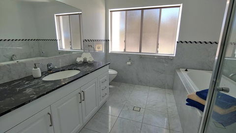 Spacious 2 Bedroom Unit, Private Bath, Kitchen, RV Parking On 5 Acres, 10 Min To Fraser Island Barge - Accommodation in Bendigo 2
