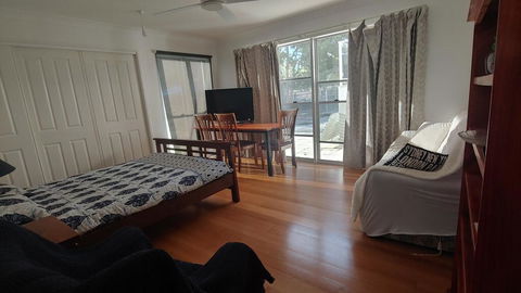 Spacious 2 Bedroom Unit, Private Bath, Kitchen, RV Parking On 5 Acres, 10 Min To Fraser Island Barge - Accommodation in Bendigo 3