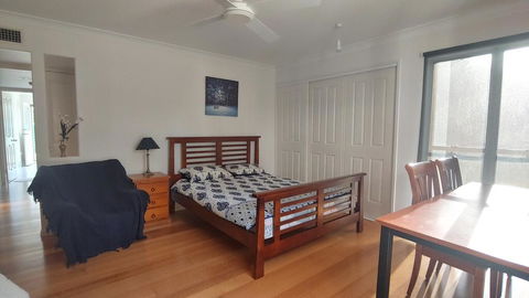 Spacious 2 Bedroom Unit, Private Bath, Kitchen, RV Parking On 5 Acres, 10 Min To Fraser Island Barge - Accommodation in Bendigo 1