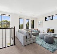 Spacious 4-Bed House with Parking and Backyard - Accommodation in Bendigo