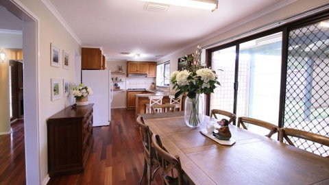 Spacious And Cozy Home Next To Glen Waverley - Accommodation in Bendigo 1
