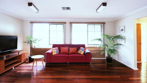 Spacious And Cozy Home Next To Glen Waverley - Accommodation in Bendigo 0