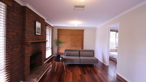 Spacious And Cozy Home Next To Glen Waverley - Accommodation in Bendigo 2