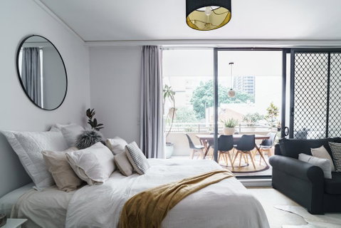 Spacious Apt V Stylish Furniture Pool GYM - Accommodation in Bendigo 1