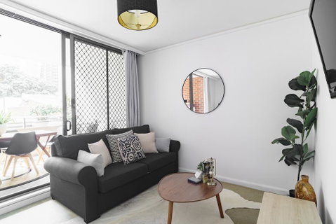 Spacious Apt V Stylish Furniture Pool GYM - Accommodation in Bendigo 2