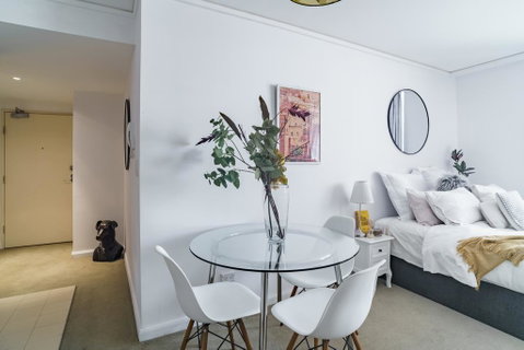 Spacious Apt V Stylish Furniture Pool GYM - Accommodation in Bendigo 0