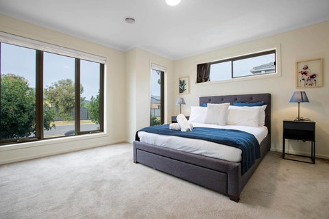Spacious Lovely 5Beds Home@Point Cook - Accommodation in Bendigo 1
