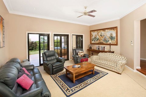Stately Bowral Designer Home - Accommodation in Bendigo 1