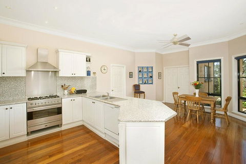 Stately Bowral Designer Home - Accommodation in Bendigo 2