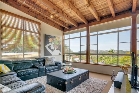 STYLISH & RELAXED LAKE HOME // NARRABEEN - Accommodation in Bendigo 2