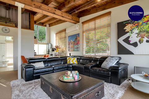 STYLISH & RELAXED LAKE HOME // NARRABEEN - Accommodation in Bendigo 0