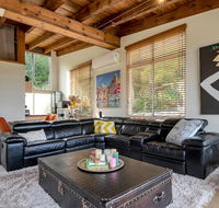 STYLISH  RELAXED LAKE HOME // NARRABEEN - Accommodation in Bendigo
