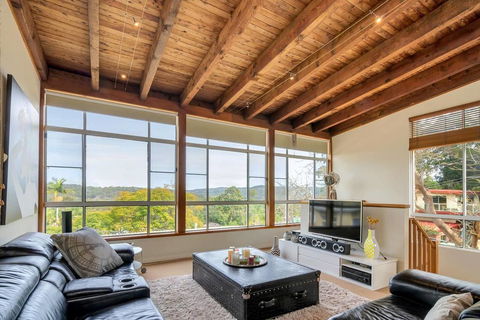 STYLISH & RELAXED LAKE HOME // NARRABEEN - Accommodation in Bendigo 3