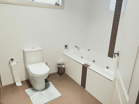 Stylish Private Bathroom-Luxurious Modern Big Home - Accommodation in Bendigo 2