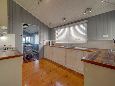 Sublime Beachfront Queenslander On The Esplanade - Accommodation in Bendigo 1