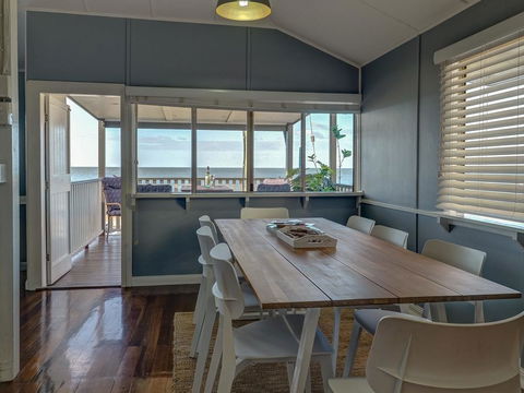 Sublime Beachfront Queenslander On The Esplanade - Accommodation in Bendigo 0