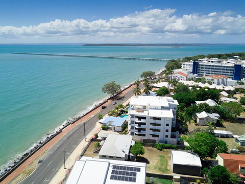 Sublime Beachfront Queenslander On The Esplanade - Accommodation in Bendigo 2