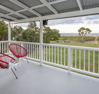 Sugar Shack - Character Family Home Right on the Ocean - Accommodation in Bendigo