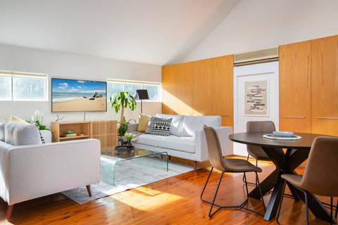 Sunlit Two-Bedroom Unit With Sprawling BBQ Deck - Accommodation in Bendigo 1