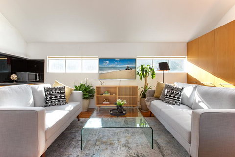 Sunlit Two-Bedroom Unit With Sprawling BBQ Deck - Accommodation in Bendigo 2