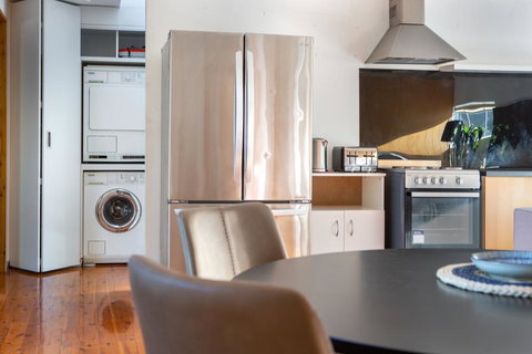 Sunlit Two-Bedroom Unit With Sprawling BBQ Deck - Accommodation in Bendigo 3