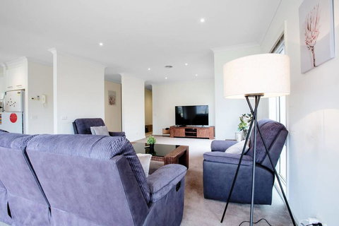 Superb Luxe 5BR House@Point Cook Near Lake - Accommodation in Bendigo 3