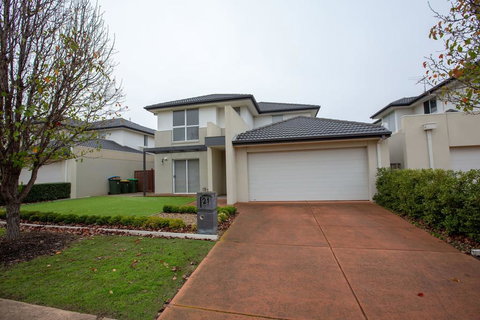 Superb Luxe 5BR House@Point Cook Near Lake - Accommodation in Bendigo 0