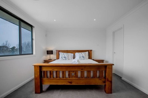Superb Luxe 5BR House@Point Cook Near Lake - Accommodation in Bendigo 1