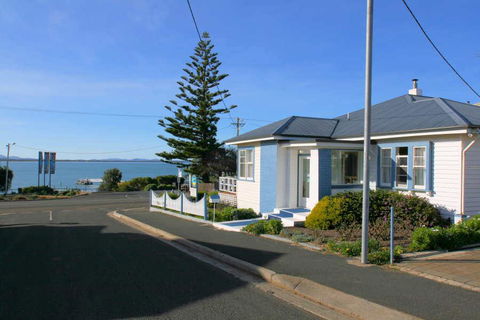 Freycinet Waters - Accommodation in Bendigo 0
