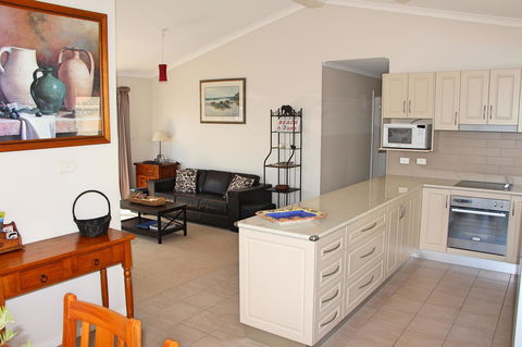 Front Row Beachfront - Accommodation in Bendigo 3