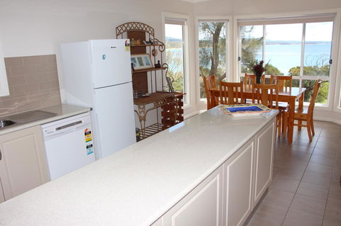 Front Row Beachfront - Accommodation in Bendigo 4