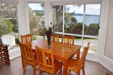 Front Row Beachfront - Accommodation in Bendigo 6