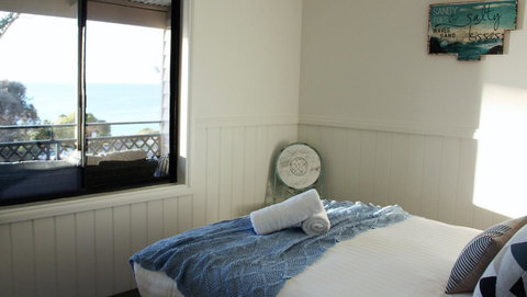 KINGFISHER COTTAGE Beachfront At The Binalong Bay - Accommodation in Bendigo 11