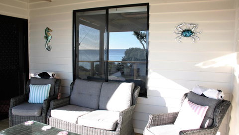 KINGFISHER COTTAGE Beachfront At The Binalong Bay - Accommodation in Bendigo 7